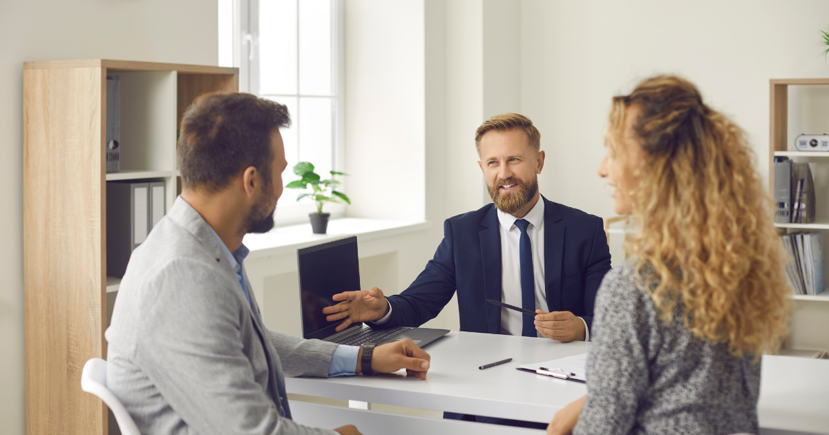corretor de imóveis conversando com casal de clientes